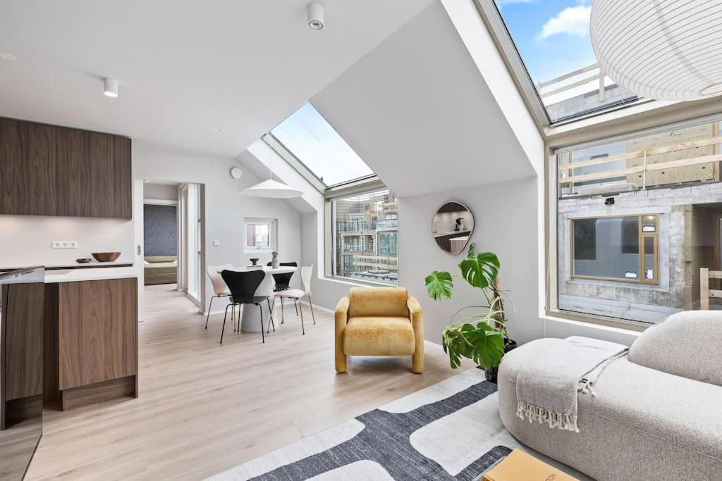 Skylight Lux 3br/2ba Center With Free Parking Apartment