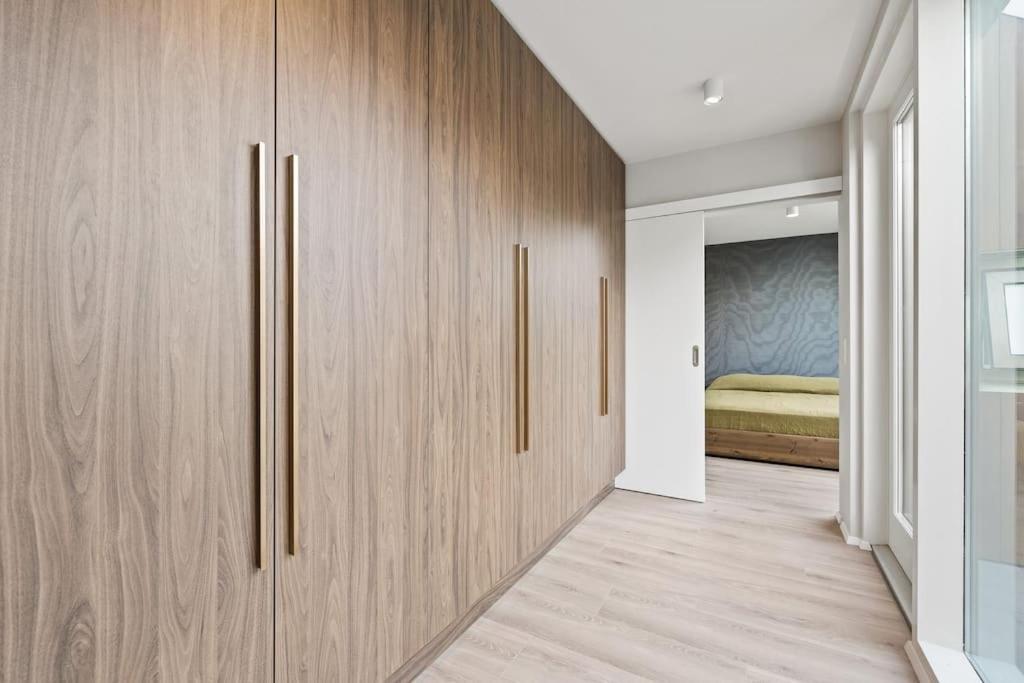 Skylight Lux 3br/2ba Center With Free Parking *