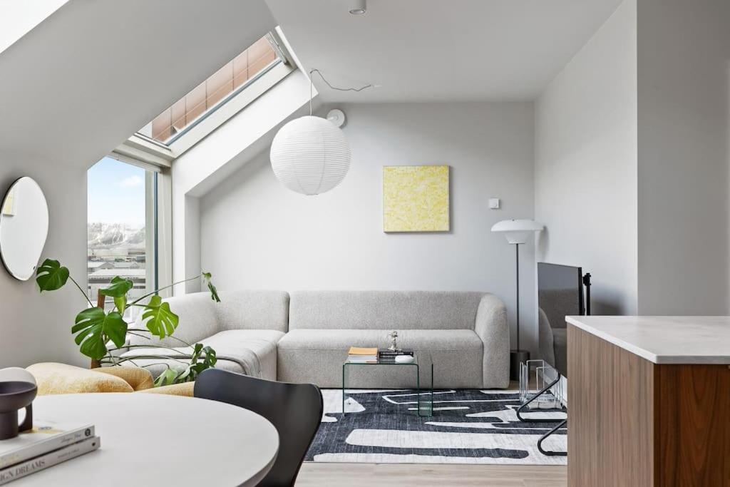 Skylight Lux 3br/2ba Center With Free Parking