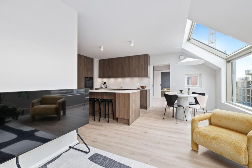 Skylight Lux 3br/2ba Center With Free Parking Apartment
