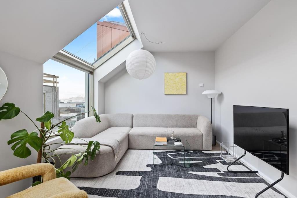 Skylight Lux 3br/2ba Center With Free Parking