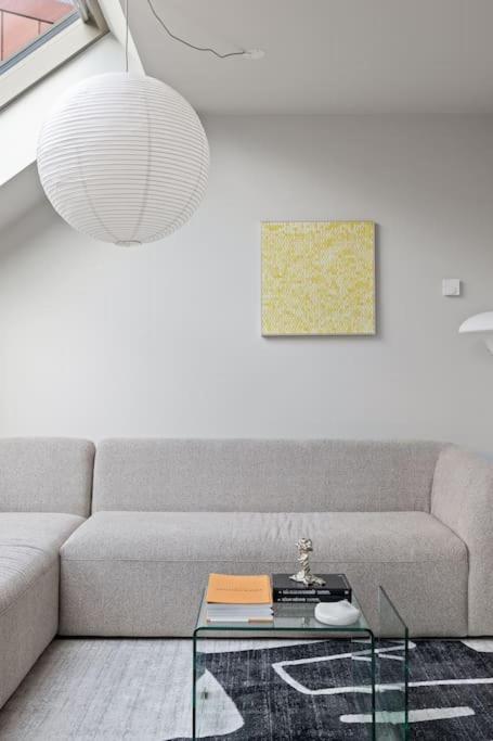 Skylight Lux 3br/2ba Center With Free Parking *