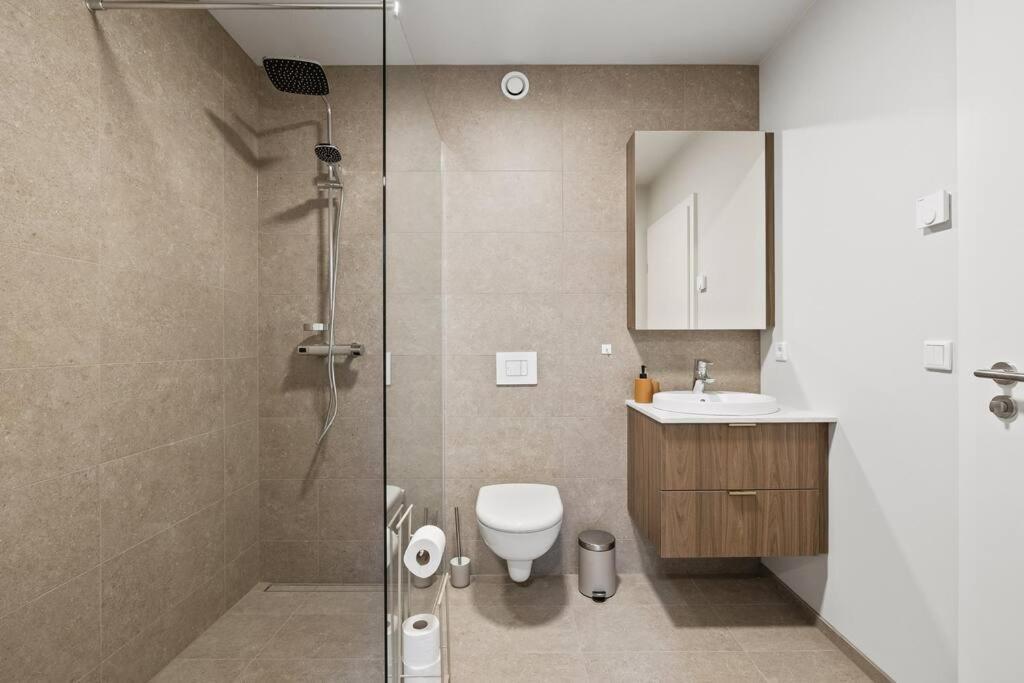Skylight Lux 3br/2ba Center With Free Parking Apartment *