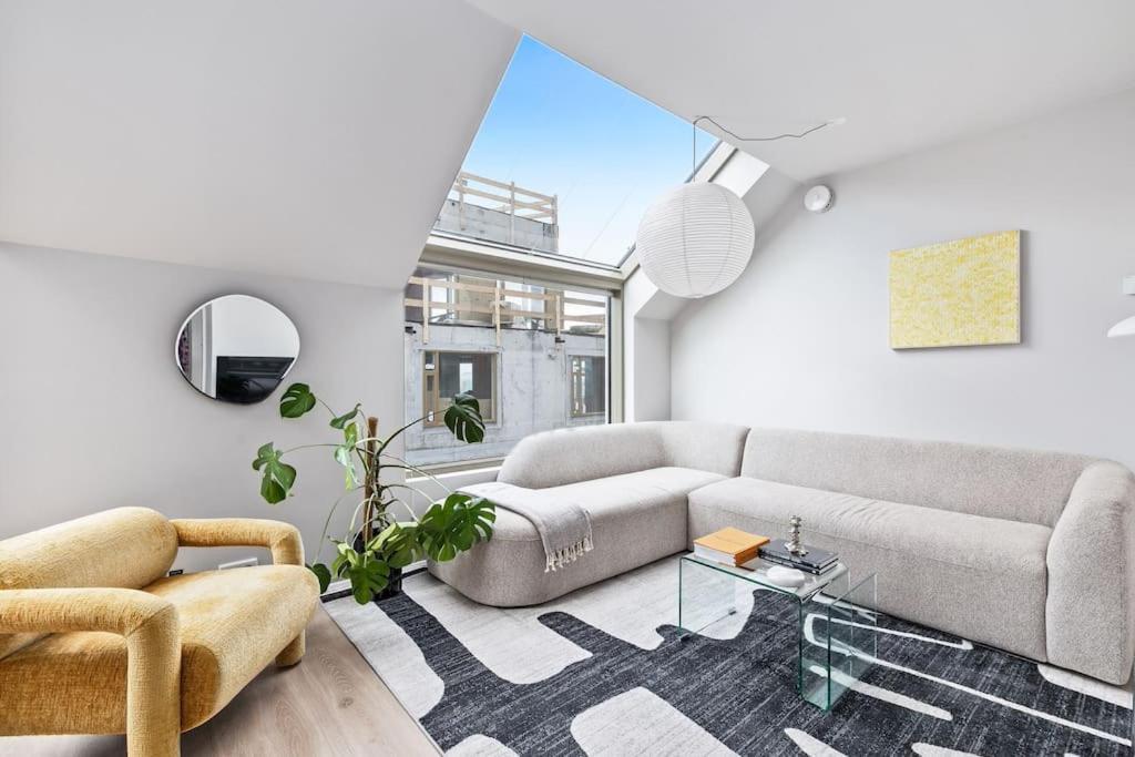 Skylight Lux 3br/2ba Center With Free Parking Apartment *