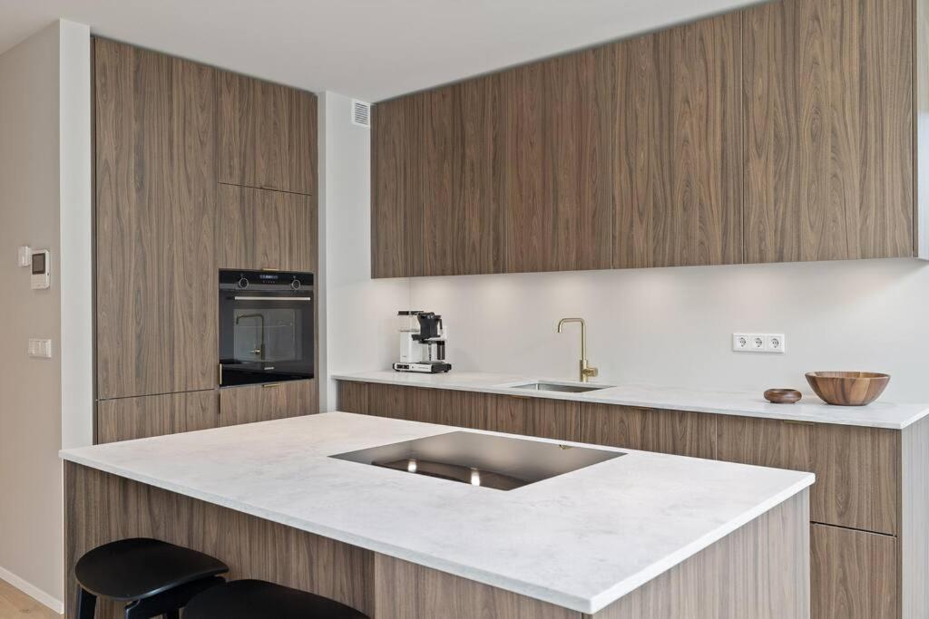 Skylight Lux 3br/2ba Center With Free Parking Apartment *