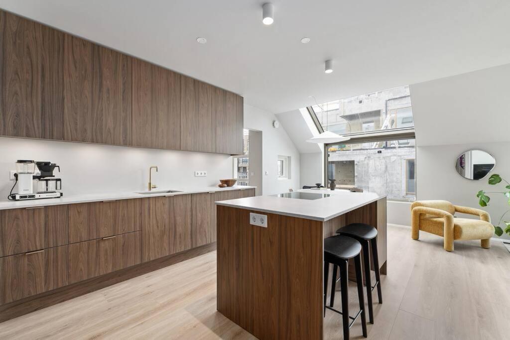 Skylight Lux 3br/2ba Center With Free Parking Apartment