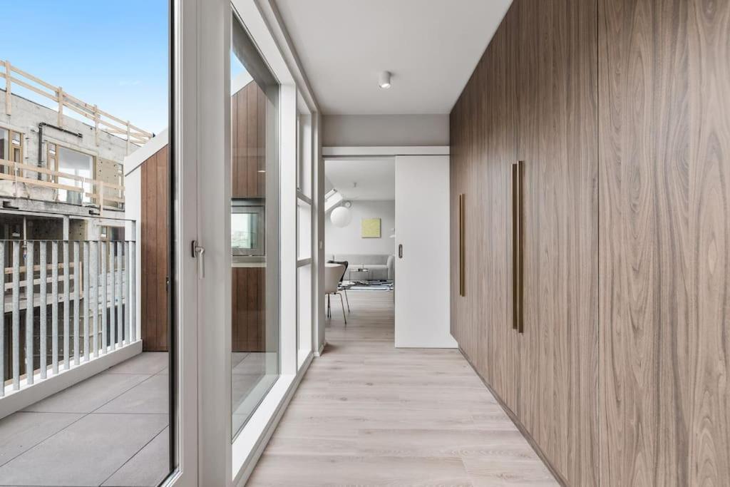 Skylight Lux 3br/2ba Center With Free Parking Apartment